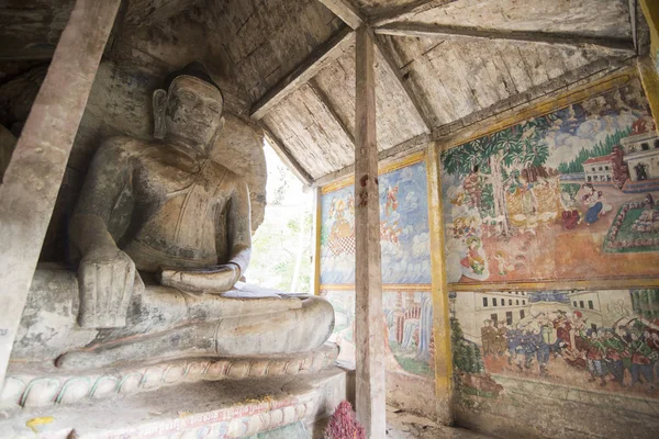 彫刻が施された砂岩のプノンペン Santuk 寺近くカンボジアのコンポントム市の仏像 — ストック写真