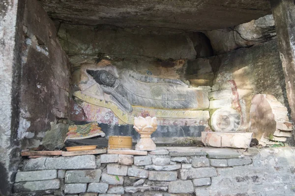 Oyma kumtaşı Buda resim tapınağında Phnom Santuk Kamboçya Kampong Thom şehir