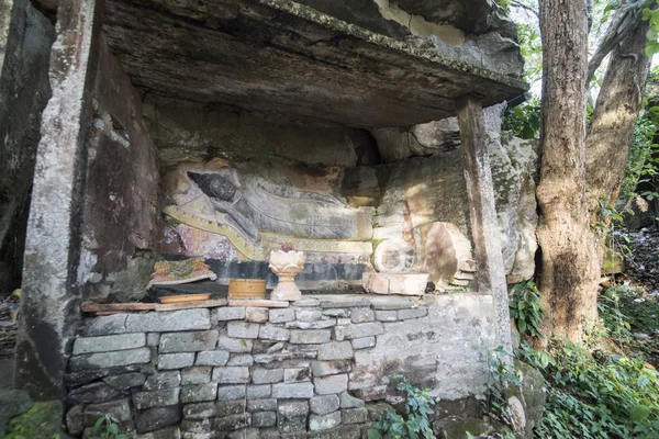Oyma kumtaşı Buda resim tapınağında Phnom Santuk Kamboçya Kampong Thom şehir