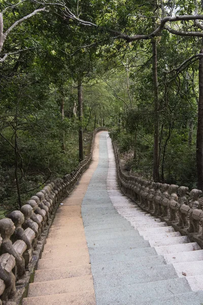 Merdiven ve yol bir Phnom Santuk tapınağın yakınlarında Kamboçya Kampong Thom şehir,