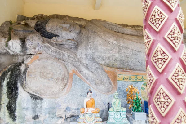 Imagen Buda Tallada Piedra Arenisca Templo Phnom Santuk Cerca Ciudad —  Fotos de Stock