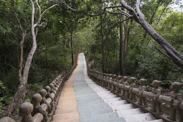 Merdiven ve yol bir Phnom Santuk tapınağın yakınlarında Kamboçya Kampong Thom şehir,