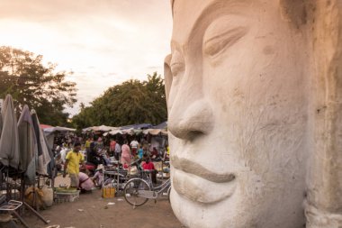 Kamboçya, Kampong Thom - Kasım, 2017: Khmer markette Psar Kampong thom Kamboçya Kampong Thom şehir içinde kare