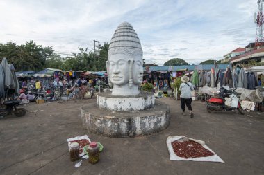 Kamboçya, Kampong Thom - Kasım, 2017: Khmer markette Psar Kampong thom Kamboçya Kampong Thom şehir içinde kare