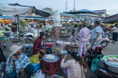 Kamboçya, Kampong Thom - Kasım, 2017: Khmer markette Psar Kampong thom Kamboçya Kampong Thom şehir içinde kare