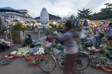 Kamboçya, Kampong Thom - Kasım, 2017: Khmer markette Psar Kampong thom Kamboçya Kampong Thom şehir içinde kare