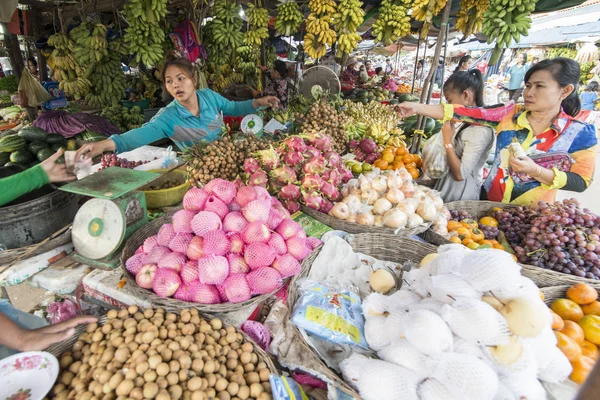 Cambodia Kampong Thom Noviembre 2017 Vendedor Frutas Mercado Psar Kampong — Foto de Stock