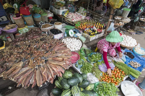 Cambodia Kampong Thom Noviembre 2017 Pescado Verduras Mercado Psar Kampong — Foto de Stock