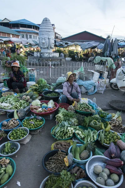 Kamboçya, Kampong Thom - Kasım, 2017: Khmer markette Psar Kampong thom Kamboçya Kampong Thom şehir içinde kare