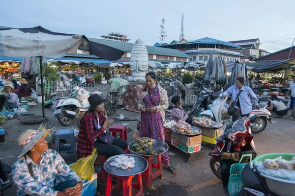 Kamboçya, Kampong Thom - Kasım, 2017: Khmer markette Psar Kampong thom Kamboçya Kampong Thom şehir içinde kare
