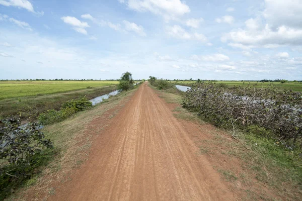 Su Khmer yönetim sistemi ve kanal alanlarda ve peyzaj Kampong Thom Kamboçya oteller