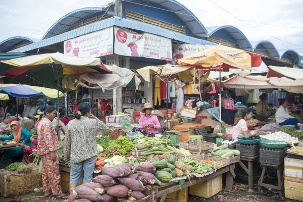Kamboçya, Kampong Thom - Kasım, 2017: Kamboçya Preah Vihear şehir şehir gıda pazarında