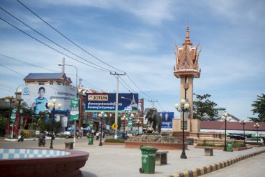 Kamboçya, Kampong Thom - Kasım, 2017: Saat Kulesi ve kaplan Yaylası girişindeki nitelikli anıt Kampong Thom, Cambodia şehir merkezinde adım fil