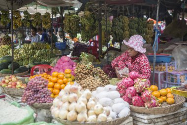  Kamboçya, Kampong Thom - Kasım, 2017: Satıcı ve meyve piyasada Psar Kampong thom Kamboçya Kampong Thom şehir içinde