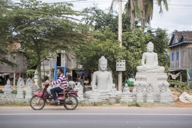  Kamboçya, Kampong Thom - Kasım, 2017: Buda oyma fabrikada Kakaoh köyü Kamboçya Kampong Thom şehir doğusunda