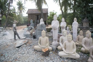  Kamboçya, Kampong Thom - Kasım, 2017: Buda oyma fabrikada Kakaoh köyü Kamboçya Kampong Thom şehir doğusunda