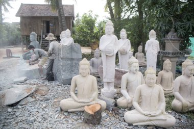  Kamboçya, Kampong Thom - Kasım, 2017: Buda oyma fabrikada Kakaoh köyü Kamboçya Kampong Thom şehir doğusunda
