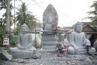  Kamboçya, Kampong Thom - Kasım, 2017: Buda oyma fabrikada Kakaoh köyü Kamboçya Kampong Thom şehir doğusunda