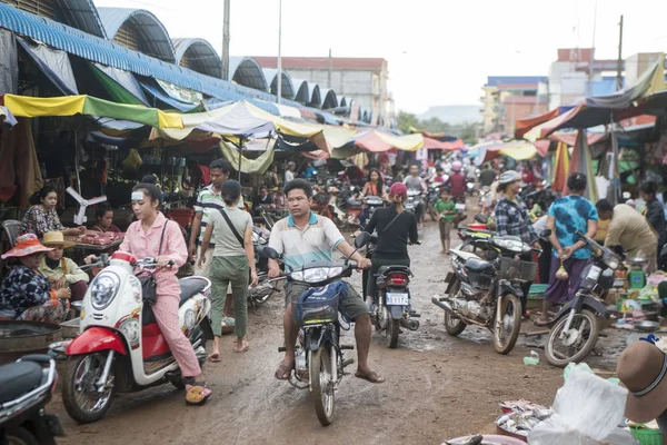 Kamboçya, Kampong Thom - Kasım, 2017: Kamboçya Preah Vihear şehir şehir gıda pazarında