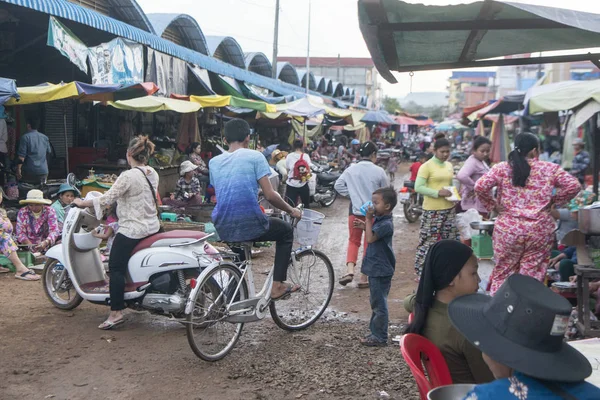 Kamboçya, Kampong Thom - Kasım, 2017: Kamboçya Preah Vihear şehir şehir gıda pazarında