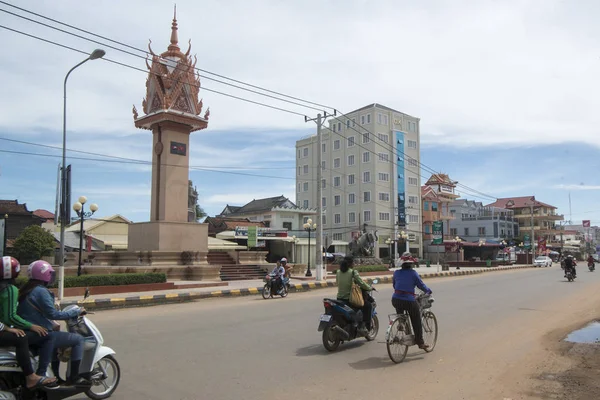 Kamboçya, Kampong Thom - Kasım, 2017: Saat Kulesi ve kaplan Yaylası girişindeki nitelikli anıt Kampong Thom, Cambodia şehir merkezinde adım fil