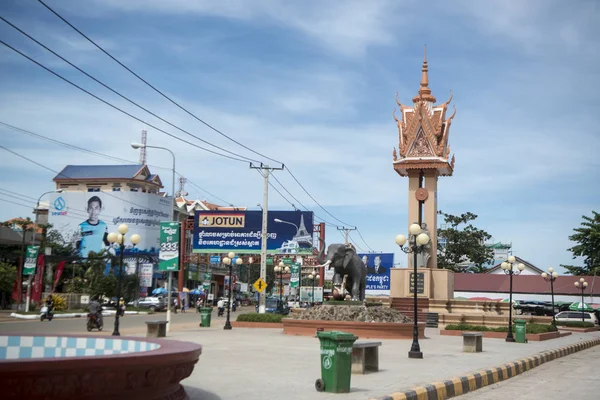 Kamboçya, Kampong Thom - Kasım, 2017: Saat Kulesi ve kaplan Yaylası girişindeki nitelikli anıt Kampong Thom, Cambodia şehir merkezinde adım fil