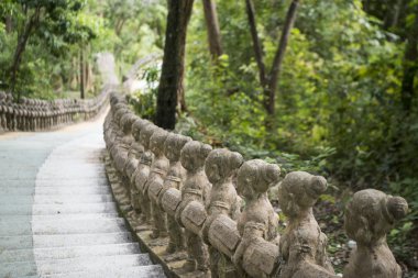 Merdiven ve yol bir Phnom Santuk tapınağın yakınlarında Kamboçya Kampong Thom şehir,