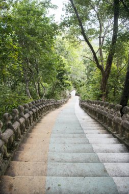 Merdiven ve yol bir Phnom Santuk tapınağın yakınlarında Kamboçya Kampong Thom şehir,