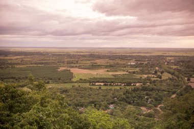 Phnom Santuk tapınağın Kamboçya Kampong Thom şehir, yataydan görünümünü