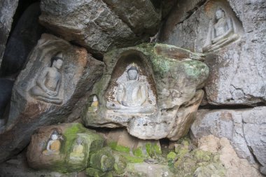 Oyma kumtaşı Buda resim tapınağında Phnom Santuk Kamboçya Kampong Thom şehir