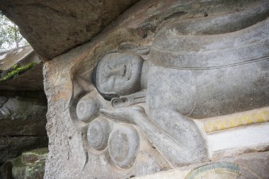 Oyma kumtaşı Buda resim tapınağında Phnom Santuk Kamboçya Kampong Thom şehir