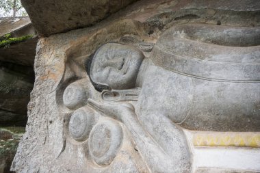 Oyma kumtaşı Buda resim tapınağında Phnom Santuk Kamboçya Kampong Thom şehir