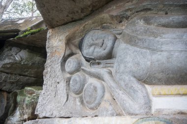 Oyma kumtaşı Buda resim tapınağında Phnom Santuk Kamboçya Kampong Thom şehir