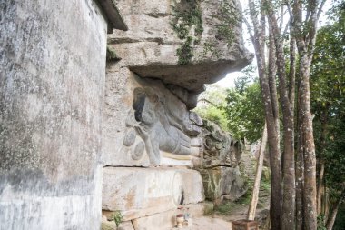 Oyma kumtaşı Buda resim tapınağında Phnom Santuk Kamboçya Kampong Thom şehir