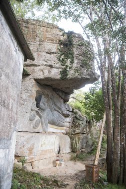 Oyma kumtaşı Buda resim tapınağında Phnom Santuk Kamboçya Kampong Thom şehir