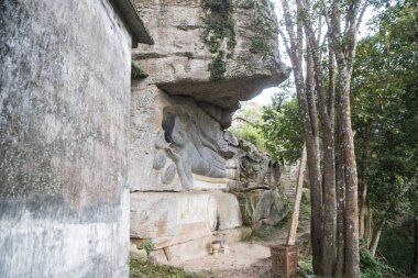 Oyma kumtaşı Buda resim tapınağında Phnom Santuk Kamboçya Kampong Thom şehir