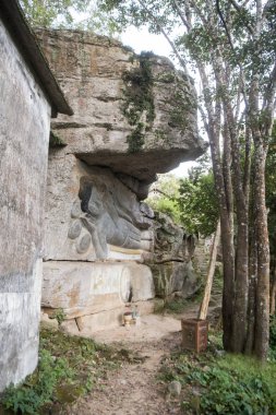 Oyma kumtaşı Buda resim tapınağında Phnom Santuk Kamboçya Kampong Thom şehir