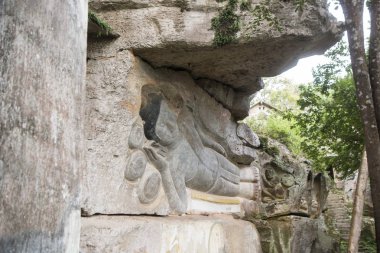 Oyma kumtaşı Buda resim tapınağında Phnom Santuk Kamboçya Kampong Thom şehir