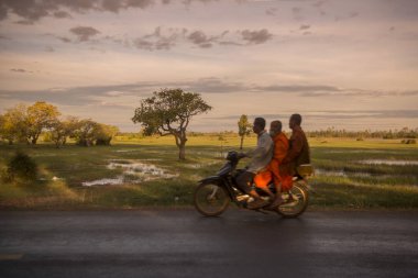 Kamboçya, Kampong Thom - Kasım, 2017: Sürücü: Kampong Thom, Cambodia şehir merkezine yakın bir yol, pirinç tarlaları ile motosiklet üzerinde