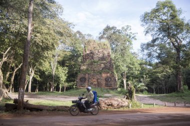 Kamboçya, Kampong Thom - Kasım, 2017: Yerel halkın Sambor olduğunuzu Kuk kalıntıları Kamboçya Kampong Thom şehir kuzeyinde Khmer Harabeleri yakınında