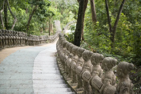 Merdiven ve yol bir Phnom Santuk tapınağın yakınlarında Kamboçya Kampong Thom şehir,