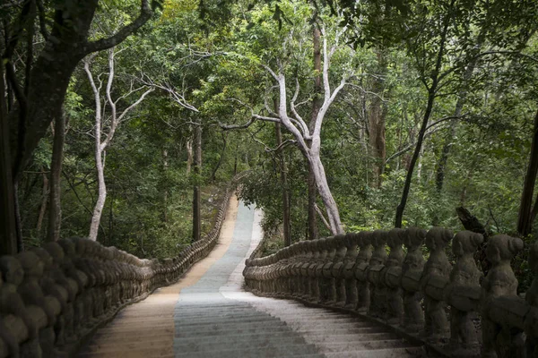 階段とパス プノンペン Santuk 寺近くカンボジアのコンポントム市の — ストック写真