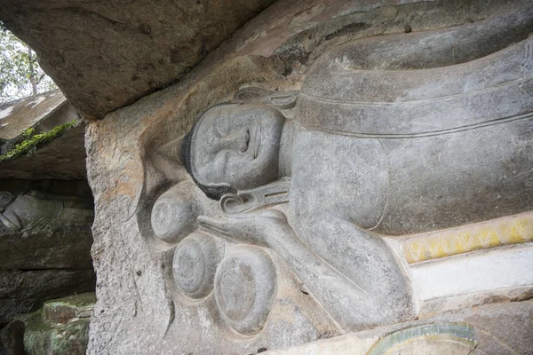 Oyma kumtaşı Buda resim tapınağında Phnom Santuk Kamboçya Kampong Thom şehir