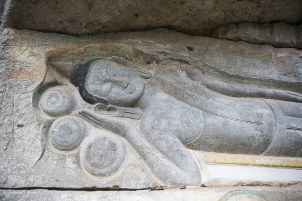 Imagem Buda Arenito Esculpida Templo Phnom Santuk Perto Cidade Kampong — Fotografia de Stock