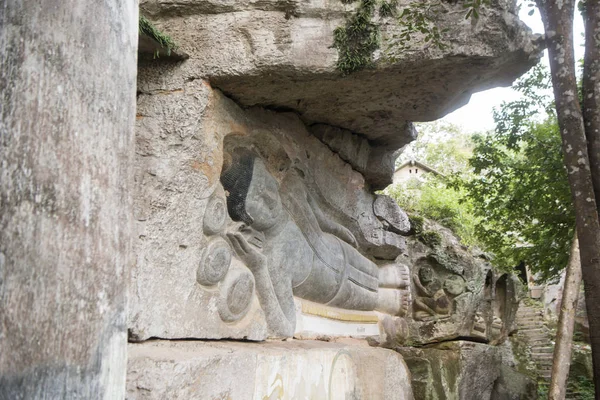 Oyma kumtaşı Buda resim tapınağında Phnom Santuk Kamboçya Kampong Thom şehir