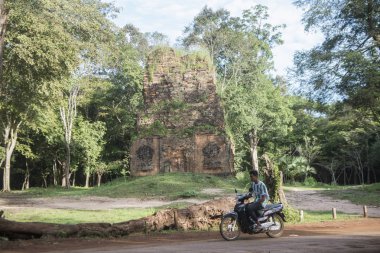 Kamboçya, Kampong Thom - Kasım, 2017: Yerel halkın Sambor olduğunuzu Kuk kalıntıları Kamboçya Kampong Thom şehir kuzeyinde Khmer Harabeleri yakınında