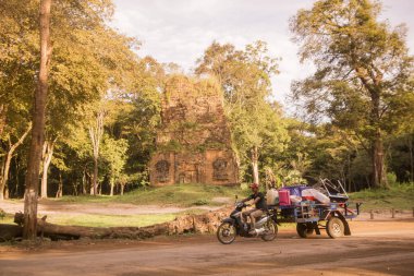 Kamboçya, Kampong Thom - Kasım, 2017: Yerel halkın Sambor olduğunuzu Kuk kalıntıları Kamboçya Kampong Thom şehir kuzeyinde Khmer Harabeleri yakınında
