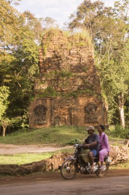 Kamboçya, Kampong Thom - Kasım, 2017: Yerel halkın Sambor olduğunuzu Kuk kalıntıları Kamboçya Kampong Thom şehir kuzeyinde Khmer Harabeleri yakınında