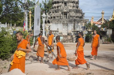 Kamboçya, Kampong Thom - Kasım, 2017: Genç rahipler wort Wat Kampong Thom tapınağında Kampong Thom şehir yeni bir bina yapımı Kamboçya