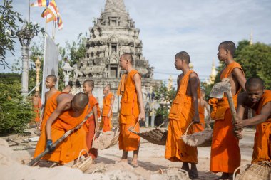 Kamboçya, Kampong Thom - Kasım, 2017: Genç rahipler wort Wat Kampong Thom tapınağında Kampong Thom şehir yeni bir bina yapımı Kamboçya